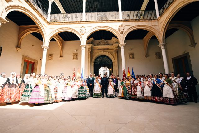 López Miras recibe a las Reinas de la Huerta y ensalza que las Fiestas de Primavera representan a quienes consiguieron hacer mejor la Región de Murcia - 1, Foto 1