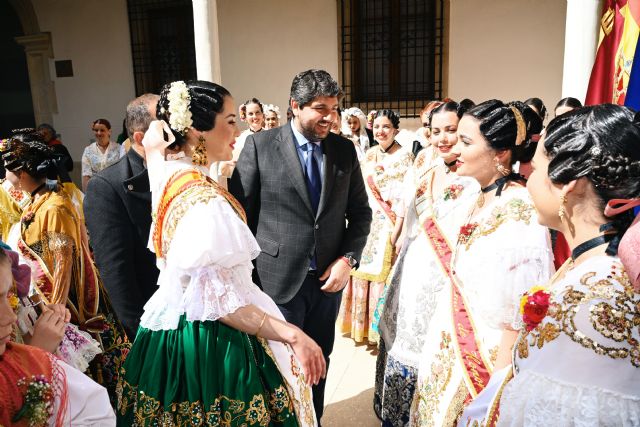 López Miras recibe a las Reinas de la Huerta y ensalza que las Fiestas de Primavera representan a quienes consiguieron hacer mejor la Región de Murcia - 3, Foto 3