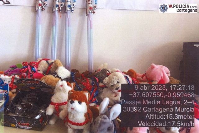 La PolicÃ­a Local de Cartagena decomisa peluches por peligro de asfixia en menores en mercadillos ambulantes - 1, Foto 1