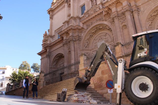 La demolición de la escalera de la antigua Colegiata eliminará el estrechamiento de la calzada y el peligro para los peatones - 1, Foto 1