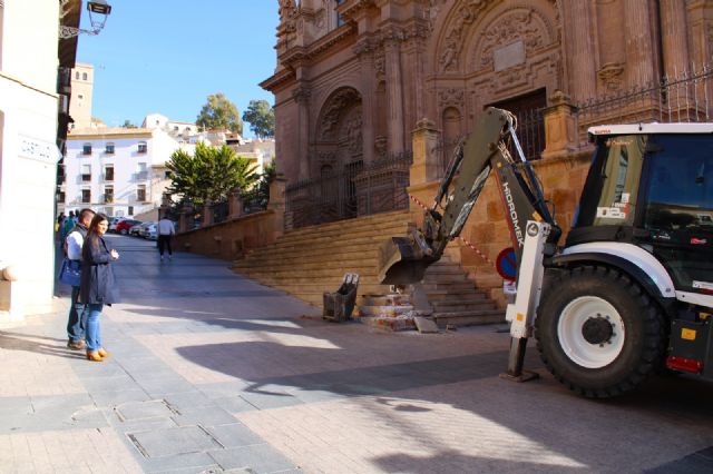 La demolición de la escalera de la antigua Colegiata eliminará el estrechamiento de la calzada y el peligro para los peatones - 2, Foto 2