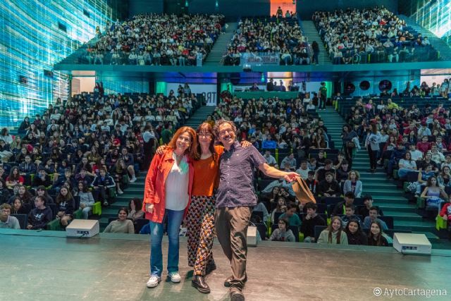 Los finalistas de los Premios Hache aluzinan con el entusiasmo lector de los adolescentes de Cartagena - 1, Foto 1
