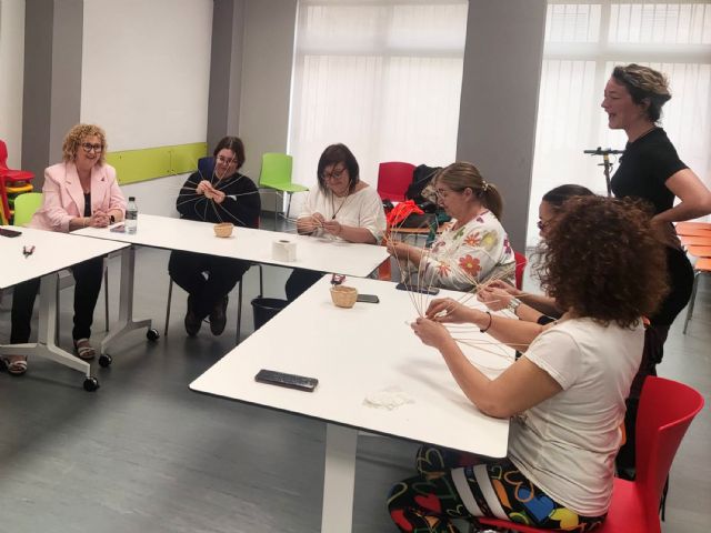 La Concejalía de Servicios Sociales imparte un taller gratuito de cestería en el centro vecinal de Los Vicentes - 1, Foto 1