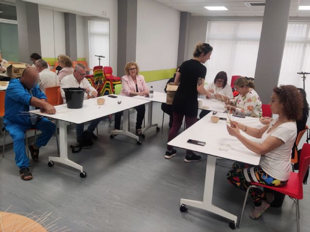 La Concejalía de Servicios Sociales imparte un taller gratuito de cestería en el centro vecinal de Los Vicentes - 4, Foto 4