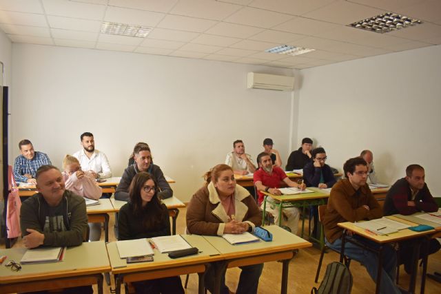 18 personas participan en un curso gratuito de actividades auxiliares de almacén de 210 horas - 2, Foto 2