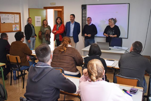 18 personas participan en un curso gratuito de actividades auxiliares de almacén de 210 horas - 3, Foto 3
