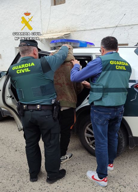 La Guardia Civil detiene a dos hombres e investiga a un menor de edad por el robo en dos fincas de Caravaca de la Cruz - 2, Foto 2