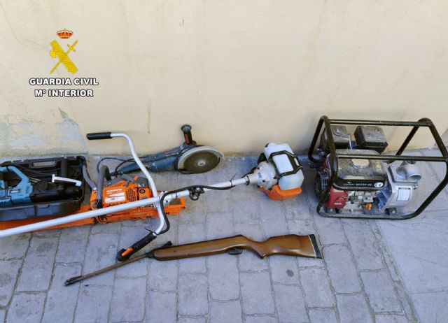 La Guardia Civil detiene a dos hombres e investiga a un menor de edad por el robo en dos fincas de Caravaca de la Cruz - 3, Foto 3