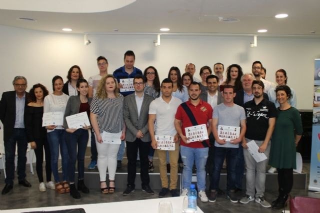 Quince jóvenes en paro de Cehegín completan un programa de la Comunidad que les especializa en el cuidado de personas dependientes - 1, Foto 1