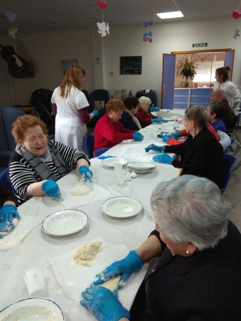 Los mayores celebran la llegada de la primavera y la fiesta de Los Mayos, Foto 4
