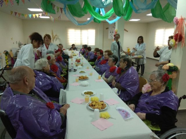 Los mayores celebran la llegada de la primavera y la fiesta de Los Mayos, Foto 6