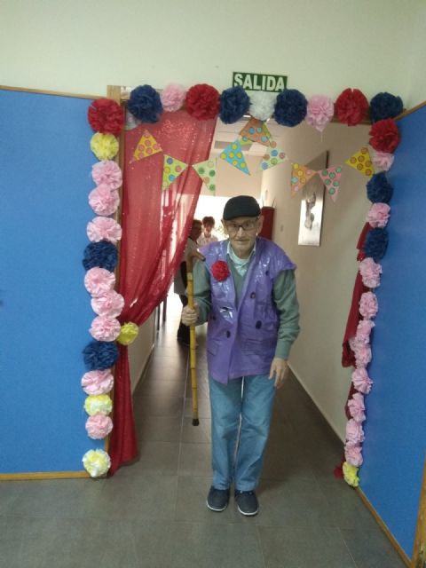 Los mayores celebran la llegada de la primavera y la fiesta de Los Mayos, Foto 7