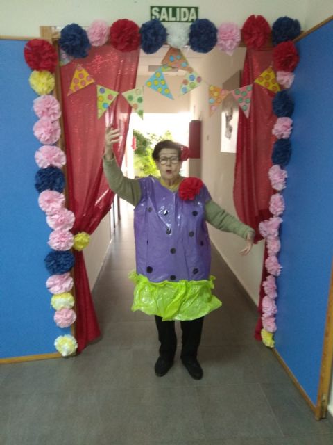 Los mayores celebran la llegada de la primavera y la fiesta de Los Mayos, Foto 8