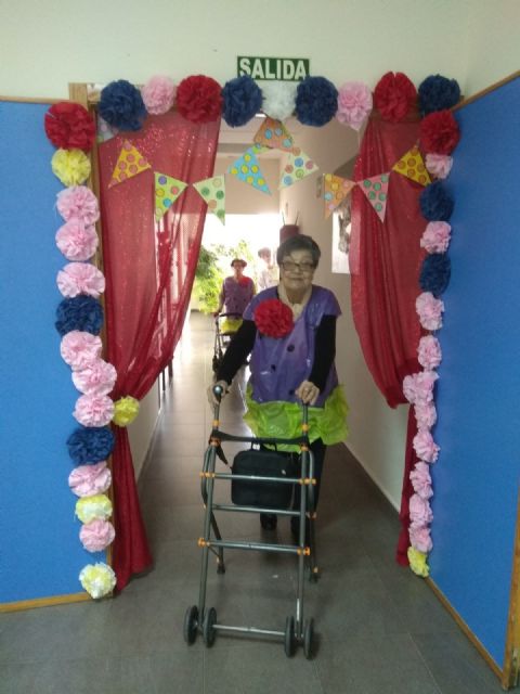 Los mayores celebran la llegada de la primavera y la fiesta de Los Mayos, Foto 9