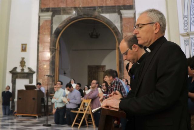 Mons. Chico comparte su testimonio en la vigilia por las vocaciones - 2, Foto 2