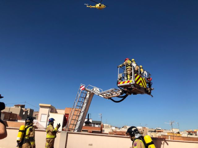 Servicios de emergencia de la Comunidad realizan un simulacro de incendio en el Colegio Sagrado Corazón de Jesús de Alcantarilla - 1, Foto 1
