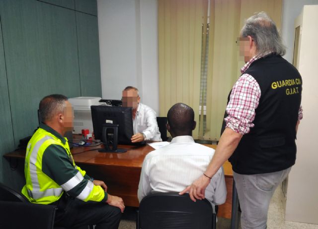 La Guardia Civil investiga a dos ciudadanos extranjeros por suplantación de identidad en el examen del permiso de conducción - 2, Foto 2