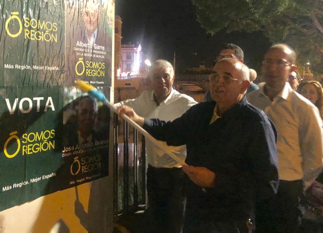 El presidente de Somos Región y candidato por el partido regional a la presidencia de la Comunidad Autónoma, Alberto Garre ha iniciado esta noche la campaña electoral con la tradicional pegada de carteles - 1, Foto 1