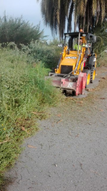 Se intensifica las labores de limpieza y acondicionamiento del carril bici entre El Raal y La Contraparada con motivo del Plan de Desescalada - 3, Foto 3