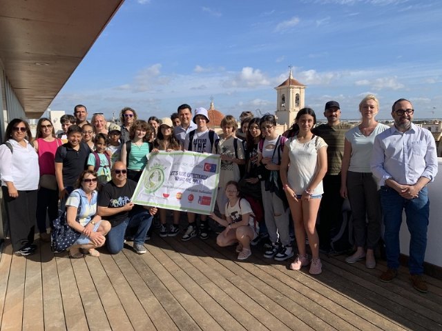 El alcalde recibe en el Ayuntamiento a un grupo de estudiantes de Primaria que participan en un programa Erasmus - 1, Foto 1