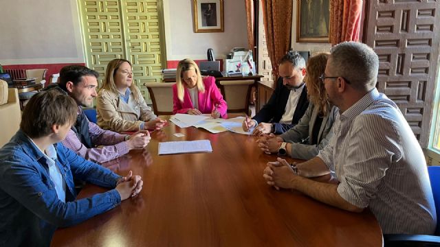 La alcaldesa de Cehegín firma un convenio con APCOM - 1, Foto 1