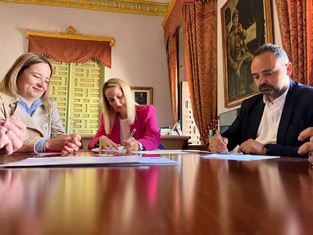 La alcaldesa de Cehegín firma un convenio con APCOM - 3, Foto 3