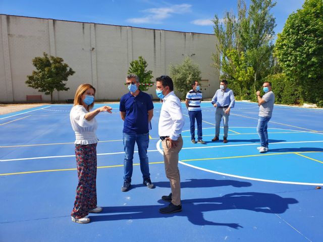 El Ayuntamiento de Caravaca concluye las obras de la pista del colegio de Barranda y comienza la reforma de la pista y patio en el Cervantes - 1, Foto 1