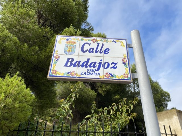 Se acuerda la urgente ejecución de las obras de renovación de la tubería principal de agua potable en la calle Badajoz de la urbanización “La Charca” - 2, Foto 2