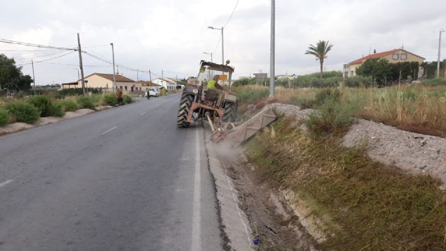 El Gobierno Regional acomete el desbroce y limpieza de varias carreteras del término municipal de Puerto Lumbreras - 1, Foto 1