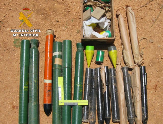 La Guardia Civil desactiva 17 cohetes granífugos hallados en una finca del término municipal de Villarrobledo - 1, Foto 1