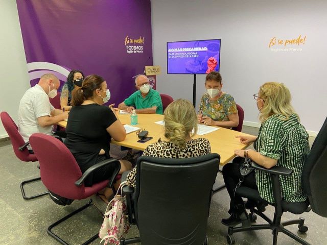 Podemos denuncia que el Gobierno regional fomenta la precariedad laboral de las trabajadoras de limpieza de la Comunidad Autónoma - 2, Foto 2