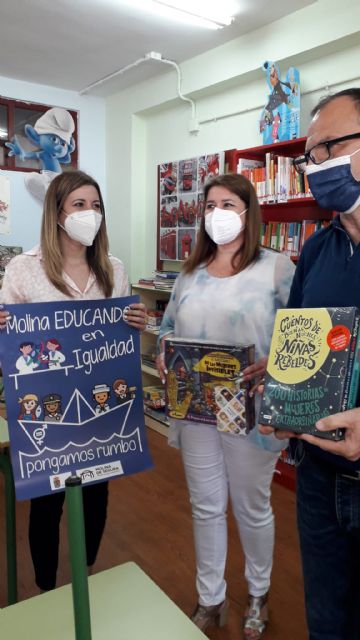 El Ayuntamiento de Molina de Segura entrega libros y juegos a los centros educativos del municipio, dentro de la campaña Educando en Igualdad 2021 - 1, Foto 1