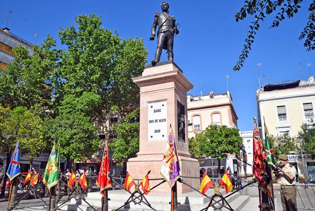 El capitán de Artillería Luis Daoiz y Torre homenajeado ante su monumento en Sevilla con un izado de Bandera - 1, Foto 1