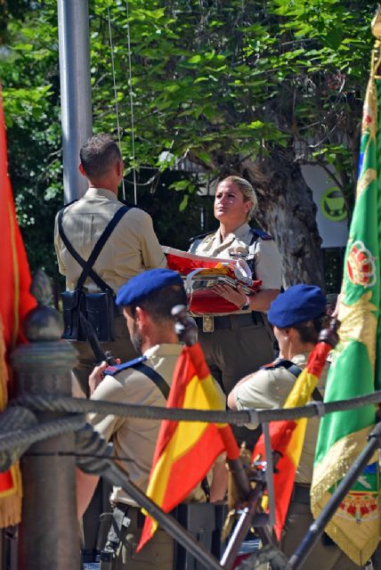 El capitán de Artillería Luis Daoiz y Torre homenajeado ante su monumento en Sevilla con un izado de Bandera - 2, Foto 2