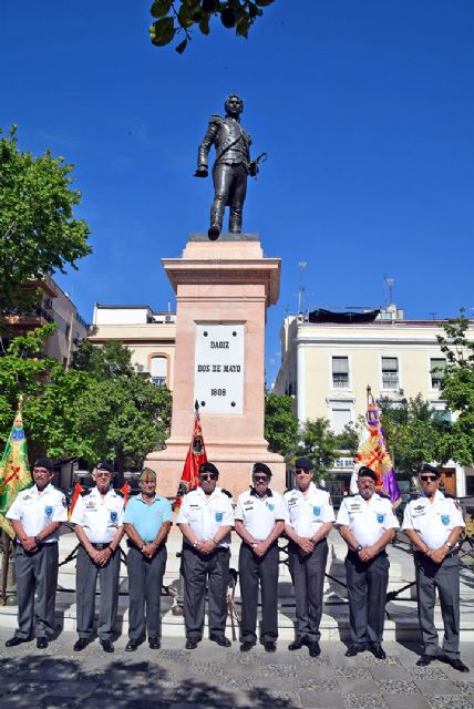 El capitán de Artillería Luis Daoiz y Torre homenajeado ante su monumento en Sevilla con un izado de Bandera - 4, Foto 4