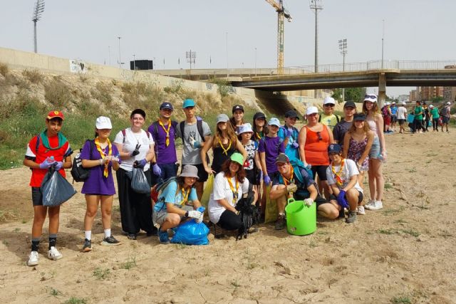 Doscientas personas participan en una recogida de basura en la Rambla de Benipila - 1, Foto 1