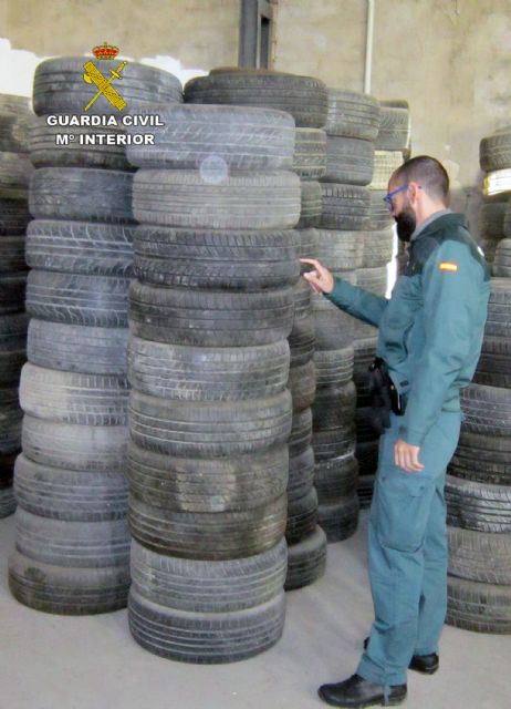 La Guardia Civil desmantela un vertedero clandestino de neumáticos y productos tóxicos e inflamables en Murcia - 2, Foto 2