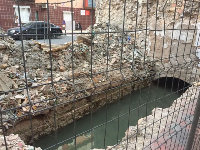 El PSOE pregunta a Ballesta si permitir una acequia abierta y rodeada de escombros forma parte del proyecto ADN del Barrio del Carmen - 2, Foto 2
