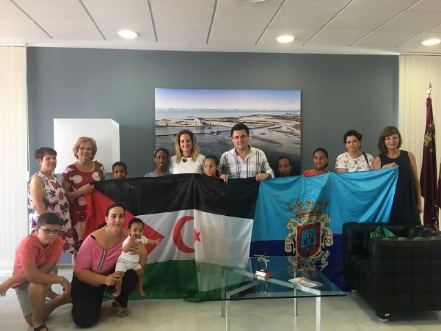 El Alcalde recibe a los siete niños saharauis acogidos durante el verano por familias del municipio - 1, Foto 1