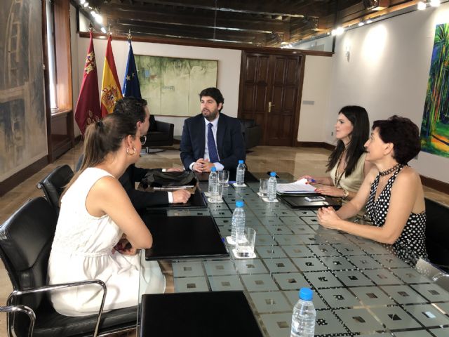 López Miras se reúne con el presidente de  la Federación de Moros y Cristianos de Murcia - 2, Foto 2