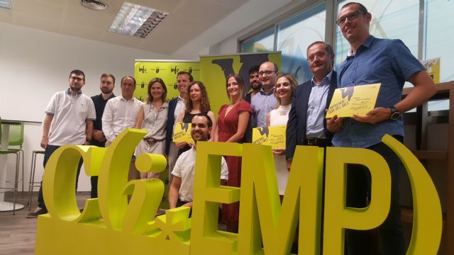 Una centralita virtual para el móvil, joyas inspiradas en monumentos y una aplicación de rutas turísticas, premios Emprendedor del Mes - 1, Foto 1