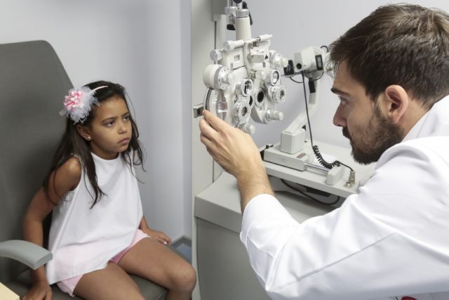 Los niños saharauis acogidos en familias murcianas acuden a hacerse revisiones a la Clínica de Visión Integral de la UMU - 2, Foto 2