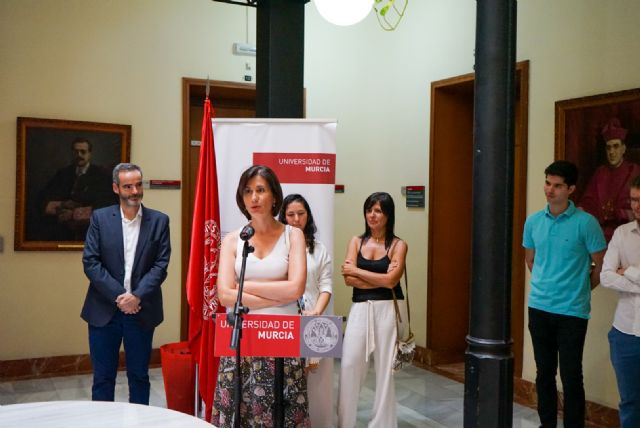 El rector de la UMU recibe a los estudiantes de Secundaria de la Región de Murcia premiados en la XI Olimpiada Española de Economía - 1, Foto 1