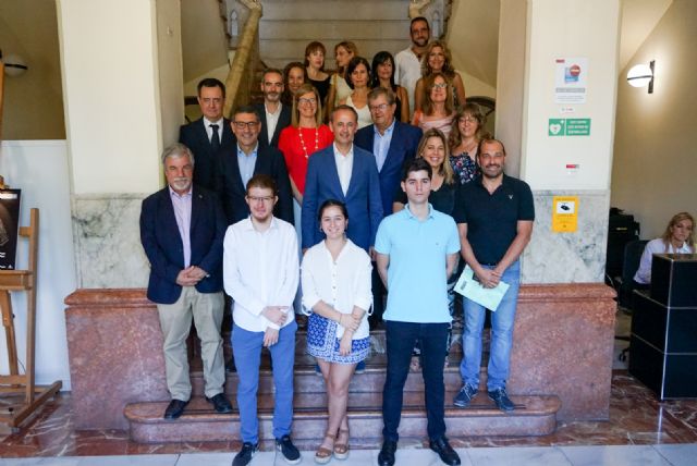 El rector de la UMU recibe a los estudiantes de Secundaria de la Región de Murcia premiados en la XI Olimpiada Española de Economía - 4, Foto 4