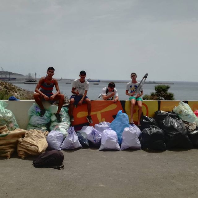 Un alumno de la UPCT impulsa un grupo juvenil de recogida de basura en playas - 1, Foto 1