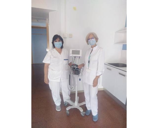 Personal sanitario del hospital de Lorca con una de las máquinas de monitorización donadas por Meteored., Foto 1
