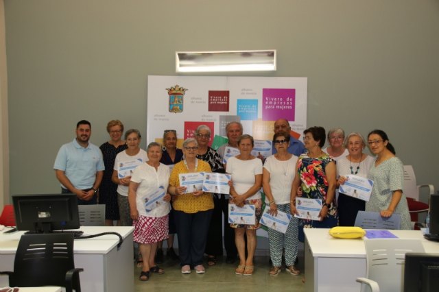 Nuestros mayores aprenden a manejar el mvil, Foto 1