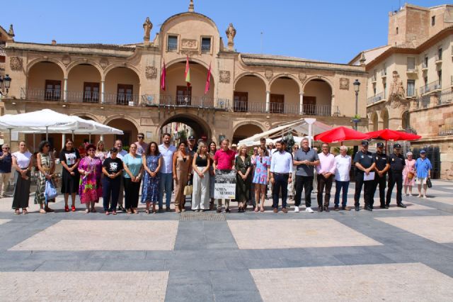 El silencio vuelve a apoderarse de la Plaza de España en el XVIII aniversario del secuestro y asesinato de Miguel Ángel Blanco a manos de ETA - 1, Foto 1