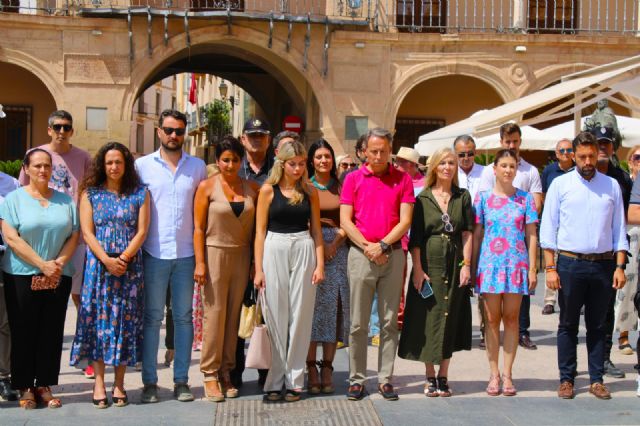 El silencio vuelve a apoderarse de la Plaza de España en el XVIII aniversario del secuestro y asesinato de Miguel Ángel Blanco a manos de ETA - 3, Foto 3