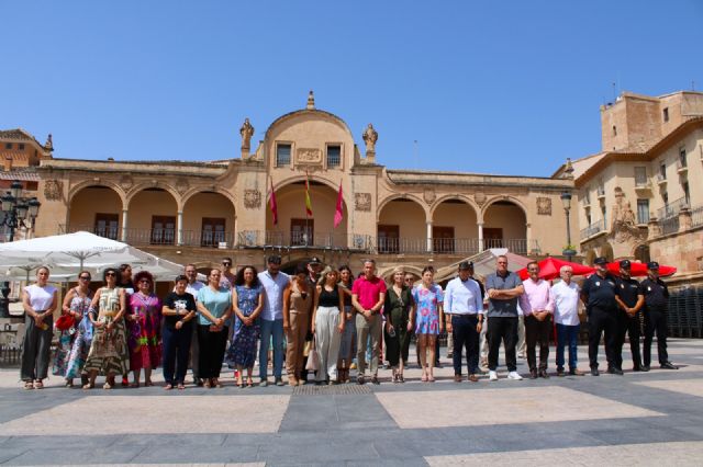 El silencio vuelve a apoderarse de la Plaza de España en el XVIII aniversario del secuestro y asesinato de Miguel Ángel Blanco a manos de ETA - 4, Foto 4